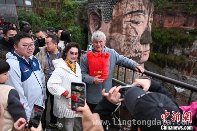 3月15日，香港演艺界与球星齐聚乐山，乐山大佛景区热闹非凡