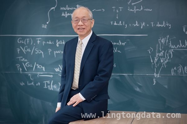 AI浪潮下，丘成桐强调文科教育核心价值