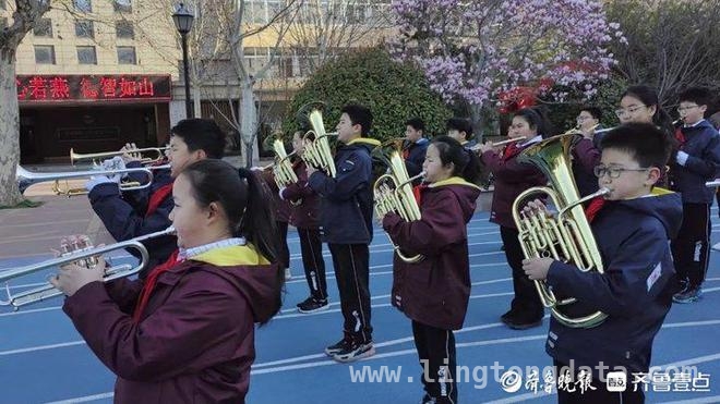 张保国现身济南燕山小学，点燃队员爱国热情