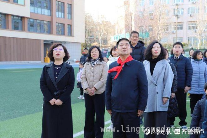 张保国现身济南燕山小学，点燃队员爱国热情