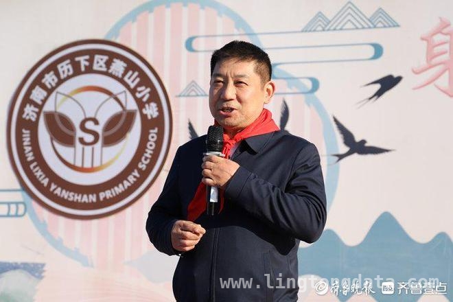 张保国现身济南燕山小学，点燃队员爱国热情