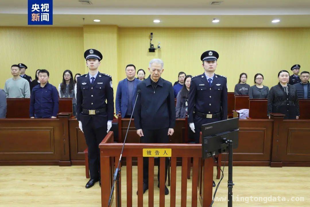 李晓鹏因受贿获刑十五年，“金融黄埔”校友接连出事引深思，李晓鹏受贿案一审落定，十五年刑期彰显法治威严