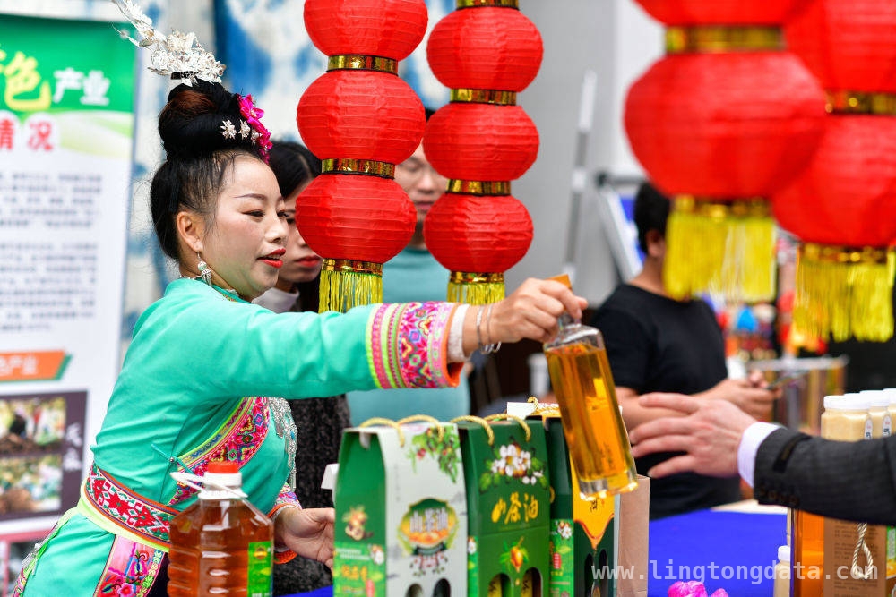 仲春邂逅侗乡第一寨，领略春日绝美风情，侗乡第一寨：香禾糯与长桌宴里的乡村振兴密码
