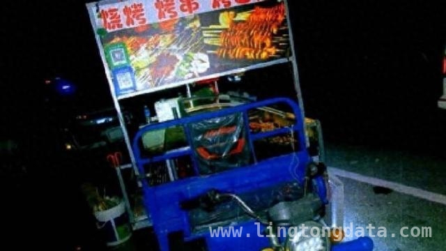 上海一男子酒后驾车撞摊伤人，逃逸一小时后“回头”自首，醉酒驾驶客车冲烧烤摊，上海男子肇事逃逸又投案