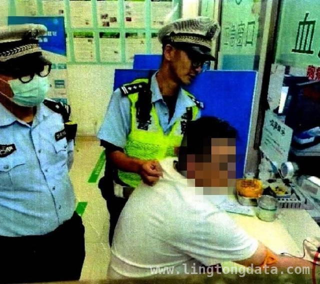 上海一男子酒后驾车撞摊伤人，逃逸一小时后“回头”自首，醉酒驾驶客车冲烧烤摊，上海男子肇事逃逸又投案