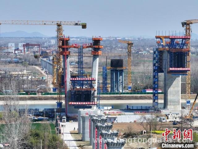 宁淮城际铁路重要进展：跨滁河斜拉桥首座主塔今日完成封顶，18日宁淮城际铁路跨滁河斜拉桥首座主塔封顶，助力长三角交通发展