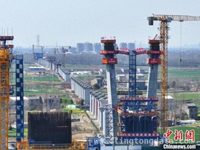 宁淮城际铁路重要进展：跨滁河斜拉桥首座主塔今日完成封顶，18日宁淮城际铁路跨滁河斜拉桥首座主塔封顶，助力长三角交通发展