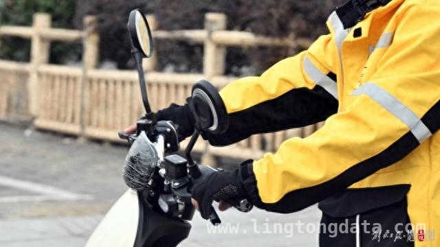 外卖骑手火眼金睛，识破电诈挽回16万损失，订单异常引警觉，外卖骑手守护16万财产安全