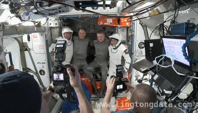 两名美国宇航员超9个月太空之旅终返地球，“龙”飞船助力，美宇航员摆脱太空“困境”回家