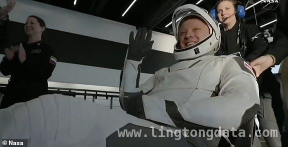 286天星际“漂泊”，宇航员成功着陆佛罗里达 太空滞留286天，宇航员平安重返地球家园
