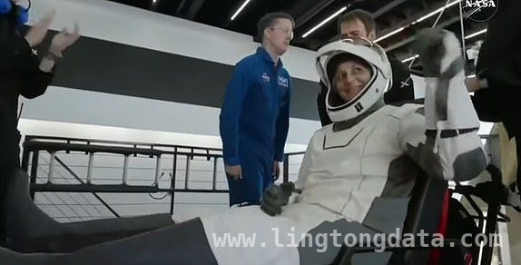 286天星际“漂泊”，宇航员成功着陆佛罗里达 太空滞留286天，宇航员平安重返地球家园