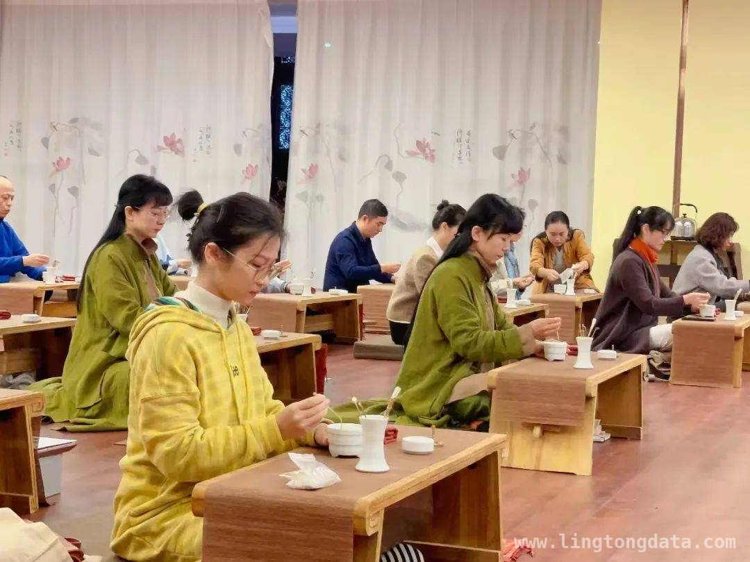 电吹管公益课与特色文化课程，夜校亮点纷呈，解锁夜生活新方式，青年文化夜校魅力无限