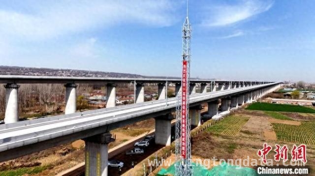 西十高铁陕西段首座通信铁塔组立，开启通信信号工程全面施工，西十高铁陕西段通信铁塔组立，缩短西安武汉时空距离