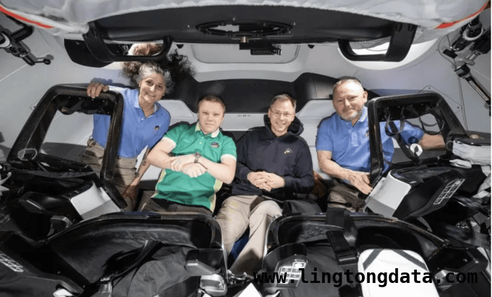 SpaceX载人“龙”飞船成功溅落，9个月滞留太空宇航员终回家，佛罗里达海岸附近，SpaceX载人“龙”飞船接回滞留太空9个月宇航员