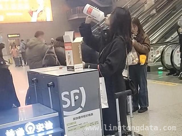 惊！南京南站女乘客安检口狂饮酒瓶引热议 女乘客南京南站安检口举瓶畅饮，网友猜测不断！