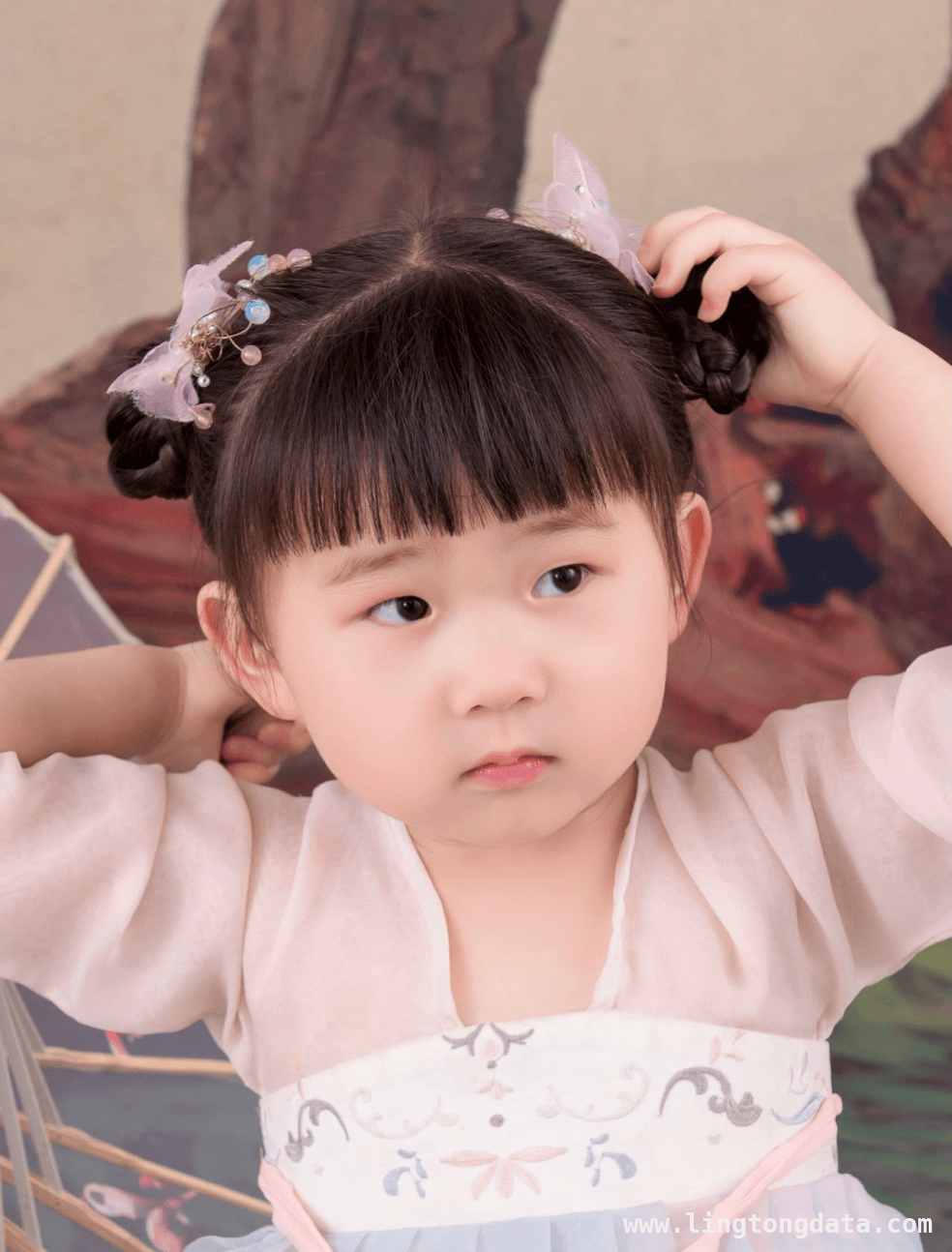 林依晨官宣二胎，高龄妈妈的生育挑战与智慧，42岁林依晨怀二胎引热议，高龄妈妈生娃到底有多难？