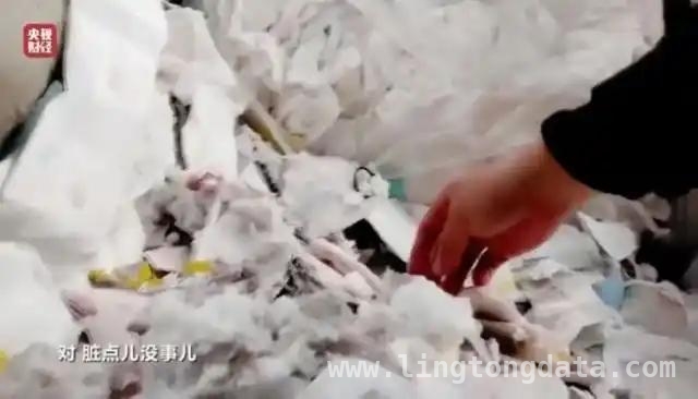 315曝光劣质卫生巾，“刘总”恶行引众怒，京东超市成品质保障！，希希纸品“刘总”展示劣质卫生巾，京东超市出手稳民心