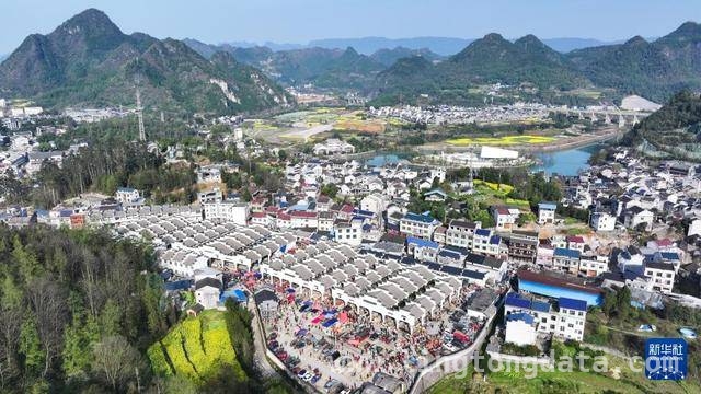 打卡边城镇：赶集日邂逅苗乡风情与边城风貌，走进边城镇：“逢五逢十”赶集日的繁华与宁静