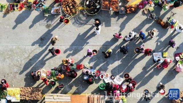 打卡边城镇：赶集日邂逅苗乡风情与边城风貌，走进边城镇：“逢五逢十”赶集日的繁华与宁静