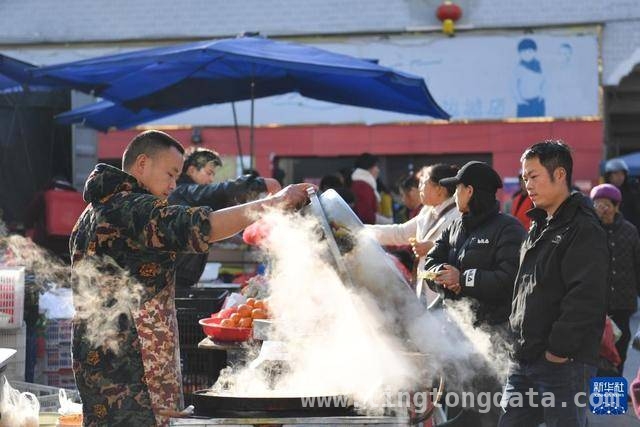 打卡边城镇：赶集日邂逅苗乡风情与边城风貌，走进边城镇：“逢五逢十”赶集日的繁华与宁静
