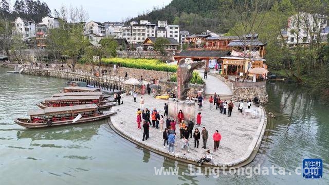 打卡边城镇：赶集日邂逅苗乡风情与边城风貌，走进边城镇：“逢五逢十”赶集日的繁华与宁静