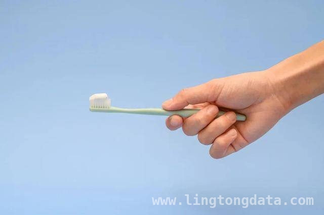 别让小疏忽坏了口腔健康！刷舌秘诀大揭秘，你还在只刷牙不刷舌吗？口腔隐患大揭秘