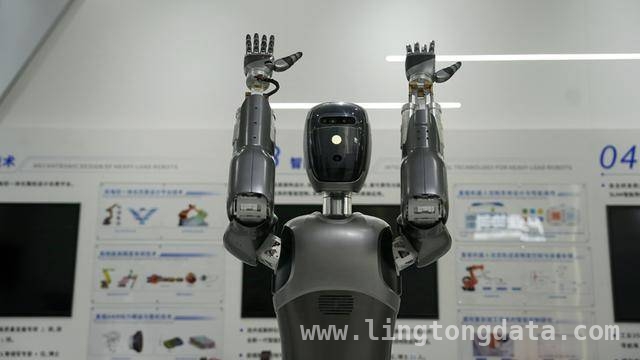 美的集团3月18日揭开人形机器人神秘面纱，用途广泛！ 3月18日美的亮相人形机器人，可语音操控亮点多！