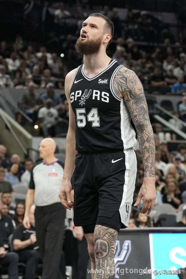 爆冷夜！替补奇兵创纪录，马刺击败尼克斯，马穆凯拉什维利闪耀，不足20分钟改写NBA历史