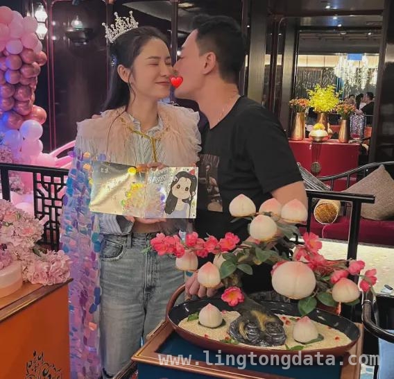 张馨月检查保姆行李引众怒，豪门阔太人设要崩？，张馨月对保姆苛刻遭吐槽，林峯路人缘也受牵连！