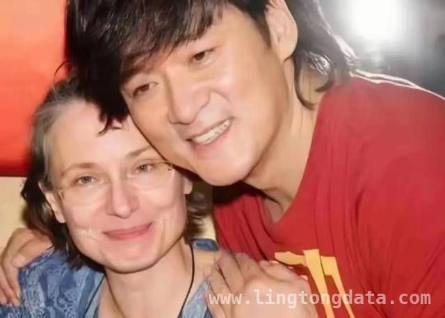 64岁周华健与儿子同框看电影，家庭美满令人羡慕！，周华健：从酒吧驻唱到巨星，与妻子携手走过风雨
