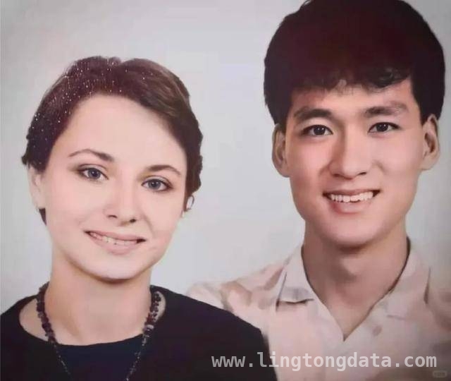 64岁周华健与儿子同框看电影，家庭美满令人羡慕！，周华健：从酒吧驻唱到巨星，与妻子携手走过风雨