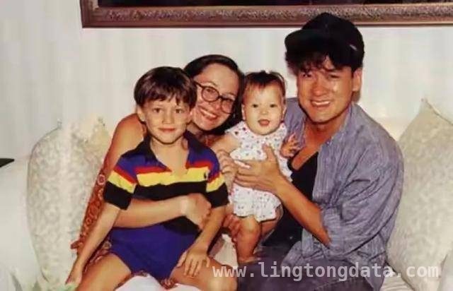 64岁周华健与儿子同框看电影，家庭美满令人羡慕！，周华健：从酒吧驻唱到巨星，与妻子携手走过风雨