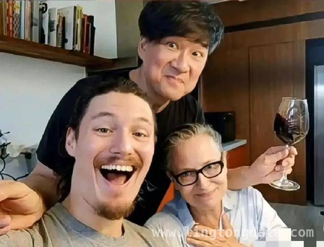 64岁周华健与儿子同框看电影，家庭美满令人羡慕！，周华健：从酒吧驻唱到巨星，与妻子携手走过风雨