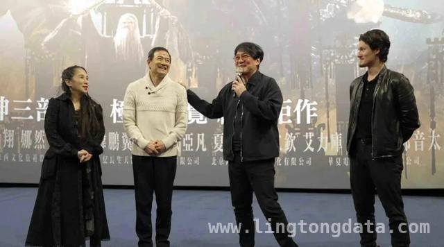 64岁周华健与儿子同框看电影，家庭美满令人羡慕！，周华健：从酒吧驻唱到巨星，与妻子携手走过风雨