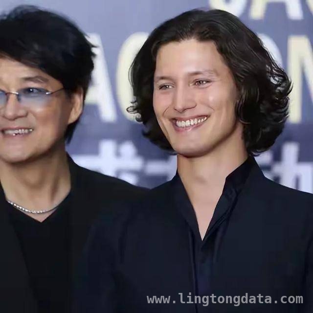 64岁周华健与儿子同框看电影，家庭美满令人羡慕！，周华健：从酒吧驻唱到巨星，与妻子携手走过风雨