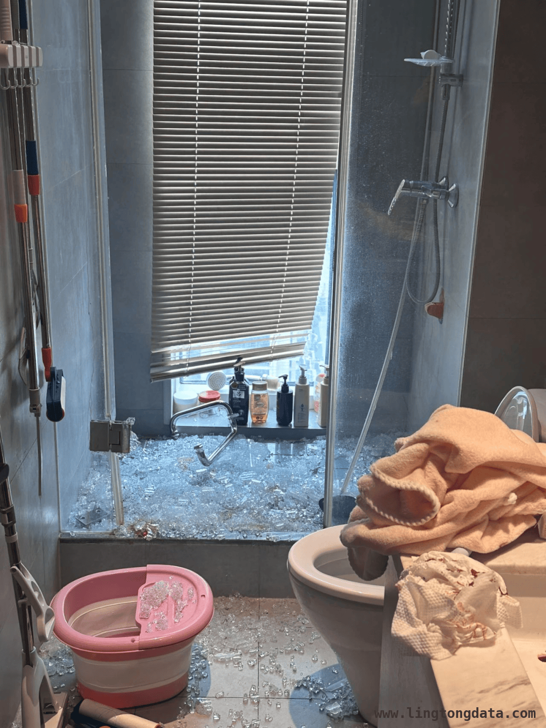惊！女子家中洗澡，浴室玻璃门突然炸裂送她进医院，洗澡竟成“生死危机”，温州女子被浴室玻璃门割伤