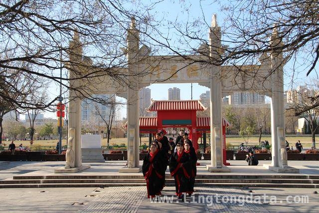 郑州文庙春分祭孔：古礼新传，文化“活”在当下，50余名爱好者齐聚郑州文庙，春分祭孔感受文化底蕴