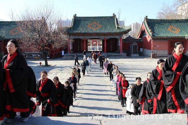 郑州文庙春分祭孔：古礼新传，文化“活”在当下，50余名爱好者齐聚郑州文庙，春分祭孔感受文化底蕴