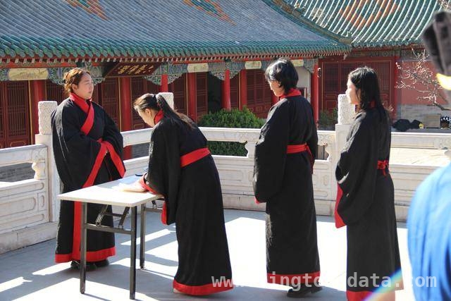 郑州文庙春分祭孔：古礼新传，文化“活”在当下，50余名爱好者齐聚郑州文庙，春分祭孔感受文化底蕴