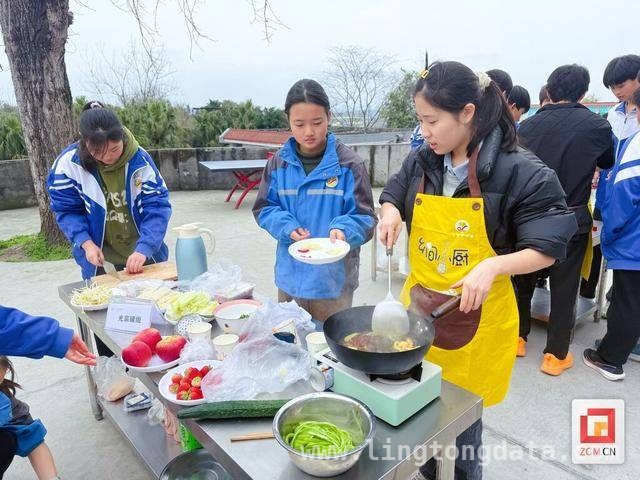 自贡大安区三多寨中学“乡间小厨”美食节，开启劳动实践新风尚