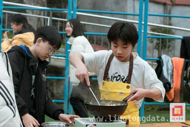 自贡大安区三多寨中学“乡间小厨”美食节，开启劳动实践新风尚