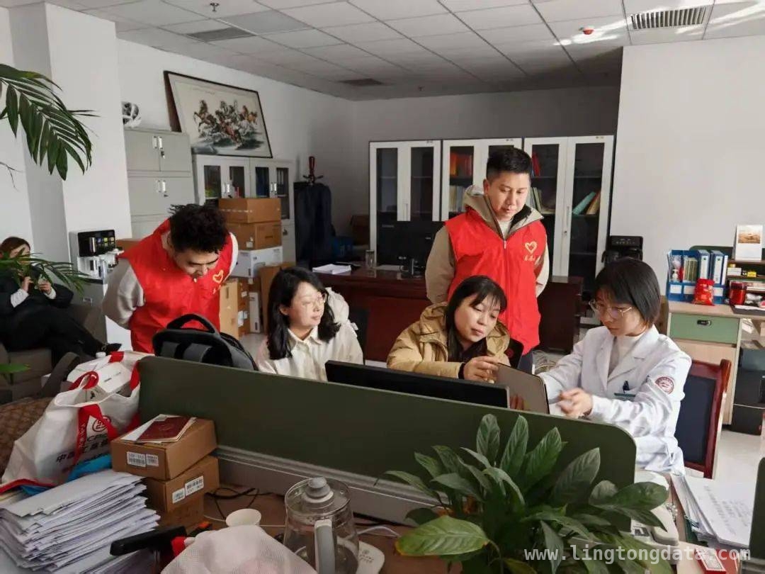 榆阳区“政银合作”：社保卡服务进单位，开启便民新篇章 榆阳区社保服务“进单位”，为医务工作者送上暖心关怀