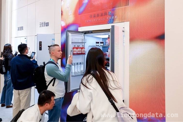 AWE2025：长虹科技与文化跨界碰撞出精彩火花，长虹参展AWE2025，用AI描绘未来生活蓝图