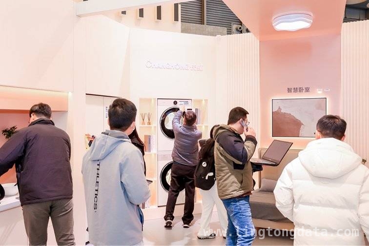 AWE2025：长虹科技与文化跨界碰撞出精彩火花，长虹参展AWE2025，用AI描绘未来生活蓝图