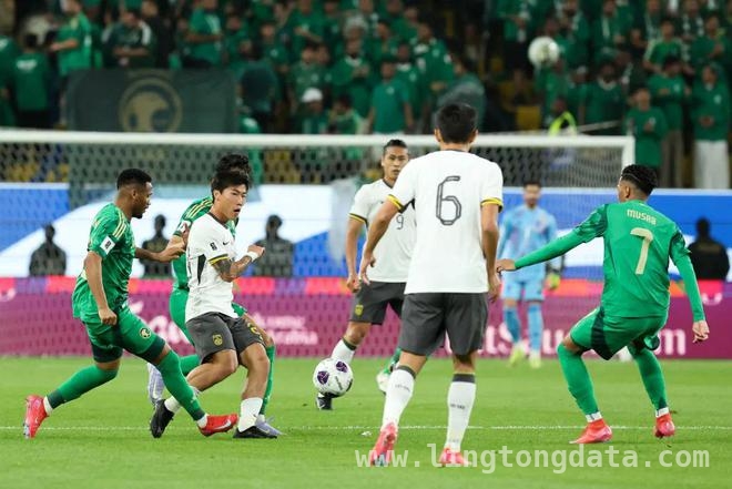 世预赛国足0-1不敌沙特，林良铭红牌成转折！，世预赛18强赛：国足0-1负沙特，少一人作战难挽败局！
