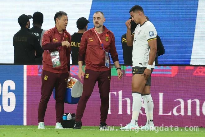 世预赛国足0-1不敌沙特，林良铭红牌成转折！，世预赛18强赛：国足0-1负沙特，少一人作战难挽败局！