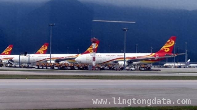 香港航空HX115航班空中起火，乘客惊险逃生记，惊魂一刻！香港航空航班行李架起火，乘客齐心灭火