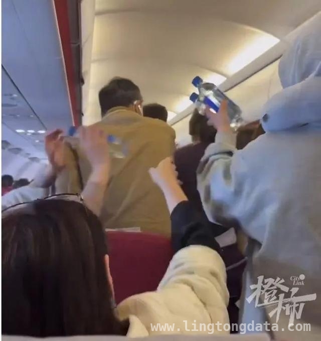 香港航空HX115航班空中起火，乘客惊险逃生记，惊魂一刻！香港航空航班行李架起火，乘客齐心灭火