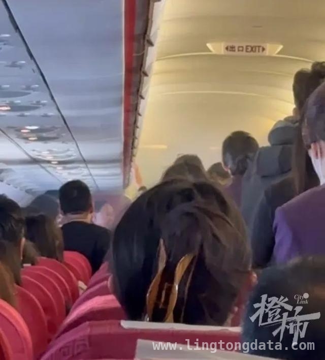 香港航空HX115航班空中起火，乘客惊险逃生记，惊魂一刻！香港航空航班行李架起火，乘客齐心灭火