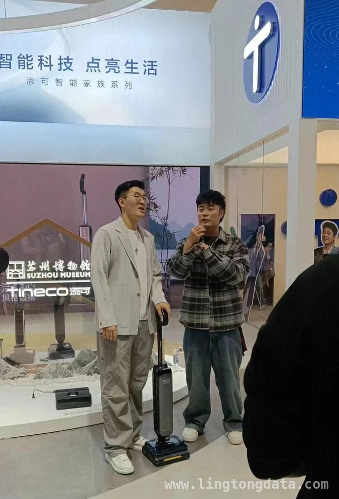 董宇辉现身AWE电博展，粉丝蹲守场面超震撼！，全红婵等大咖齐聚电博展，董宇辉现场成焦点！